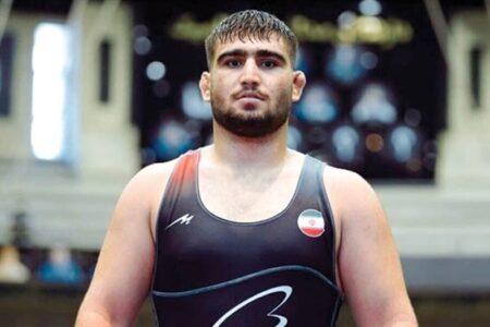 اما قهرمان کشتی کارگری می کند و در کنار خیابان جان می دهد