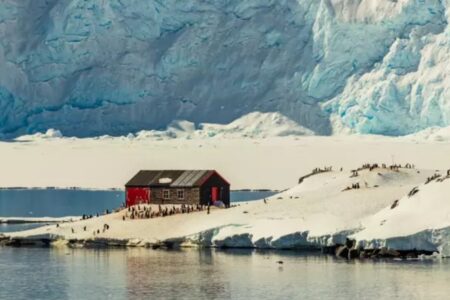 ۲۰۰۰ تقاضا برای کار کردن در این اداره پست عجیب/ عکس