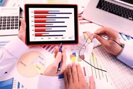 آیا لپ‌تاپ باید در حین استفاده به برق وصل باشد؟