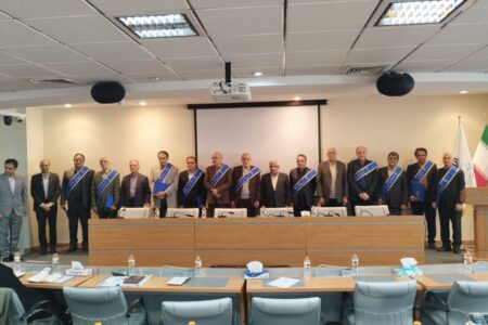 نشست «اعطای کرسی پژوهشی و خوشه‌های پژوهشی چند تخصصی» برگزار شد